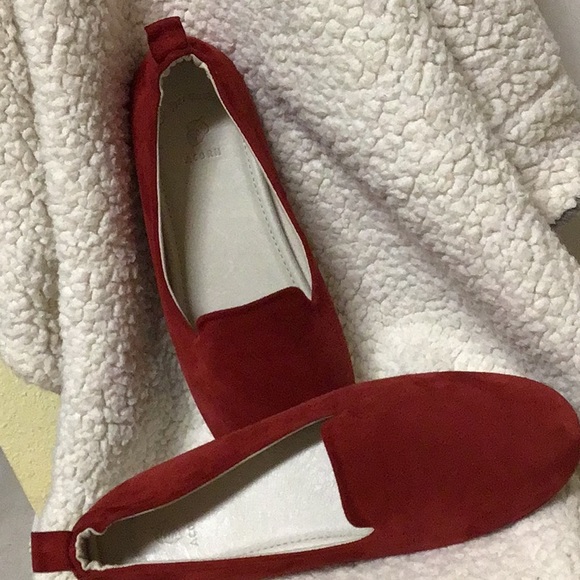 NEIMAN MARCUS BY ACORN RED SUEDE FLATS W10 - Picture 5 of 9